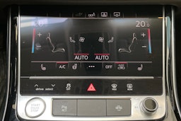 sininen Audi A8 2020 kuva 26.