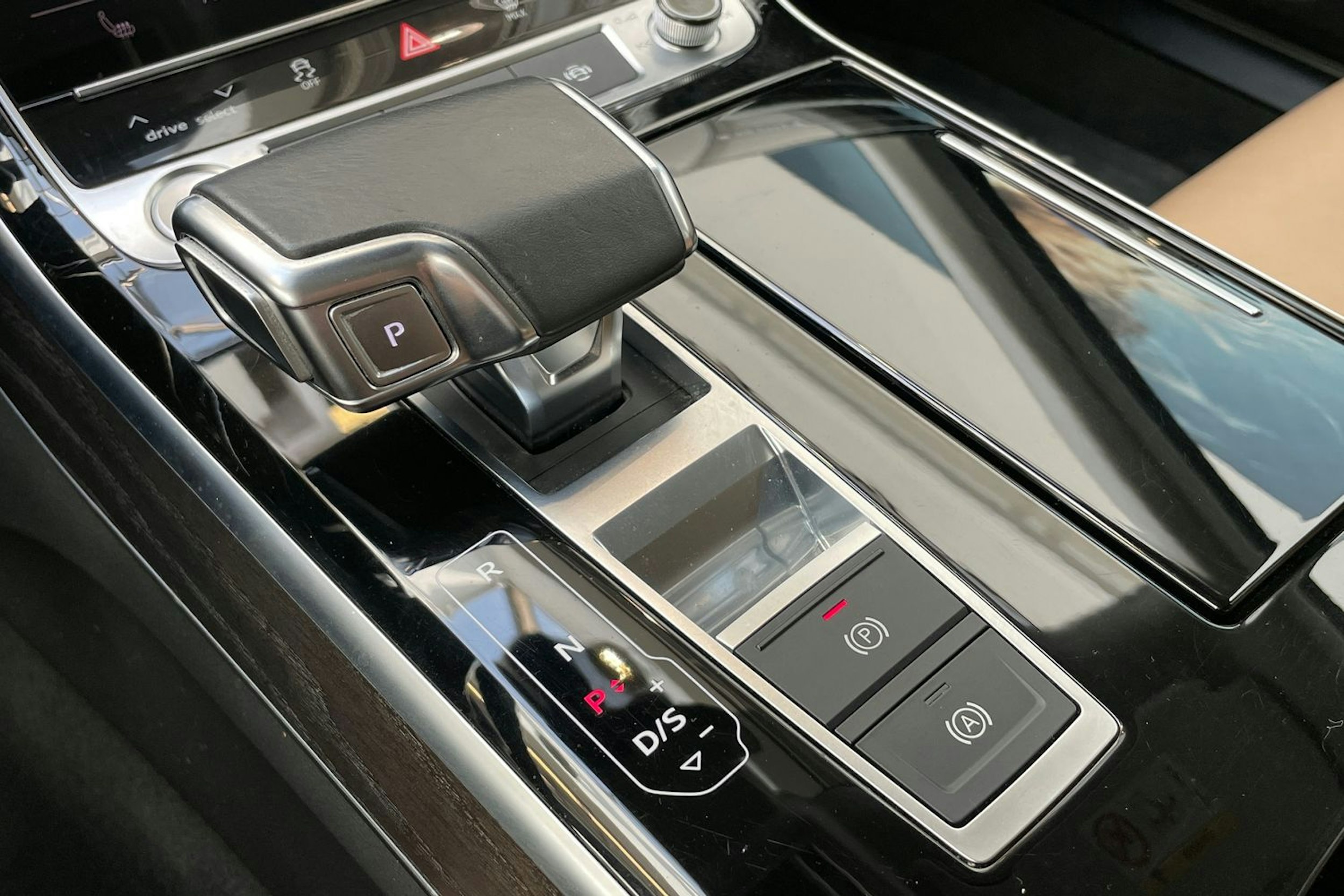 sininen Audi A8 2020 kuva 28.