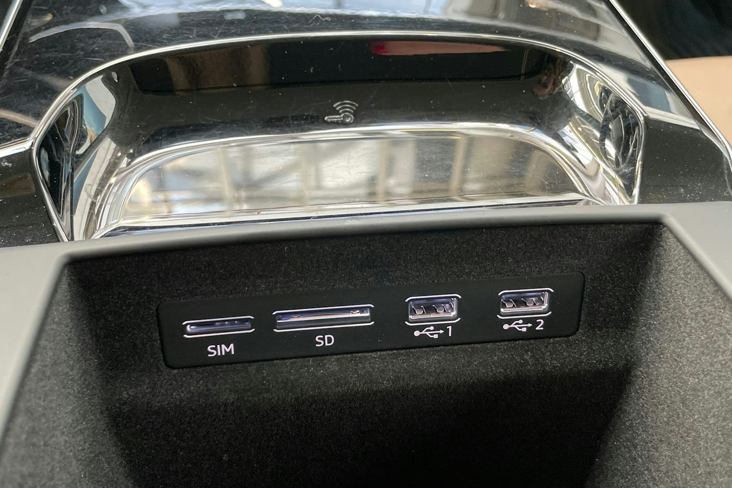 sininen Audi A8 2020 kuva 29.