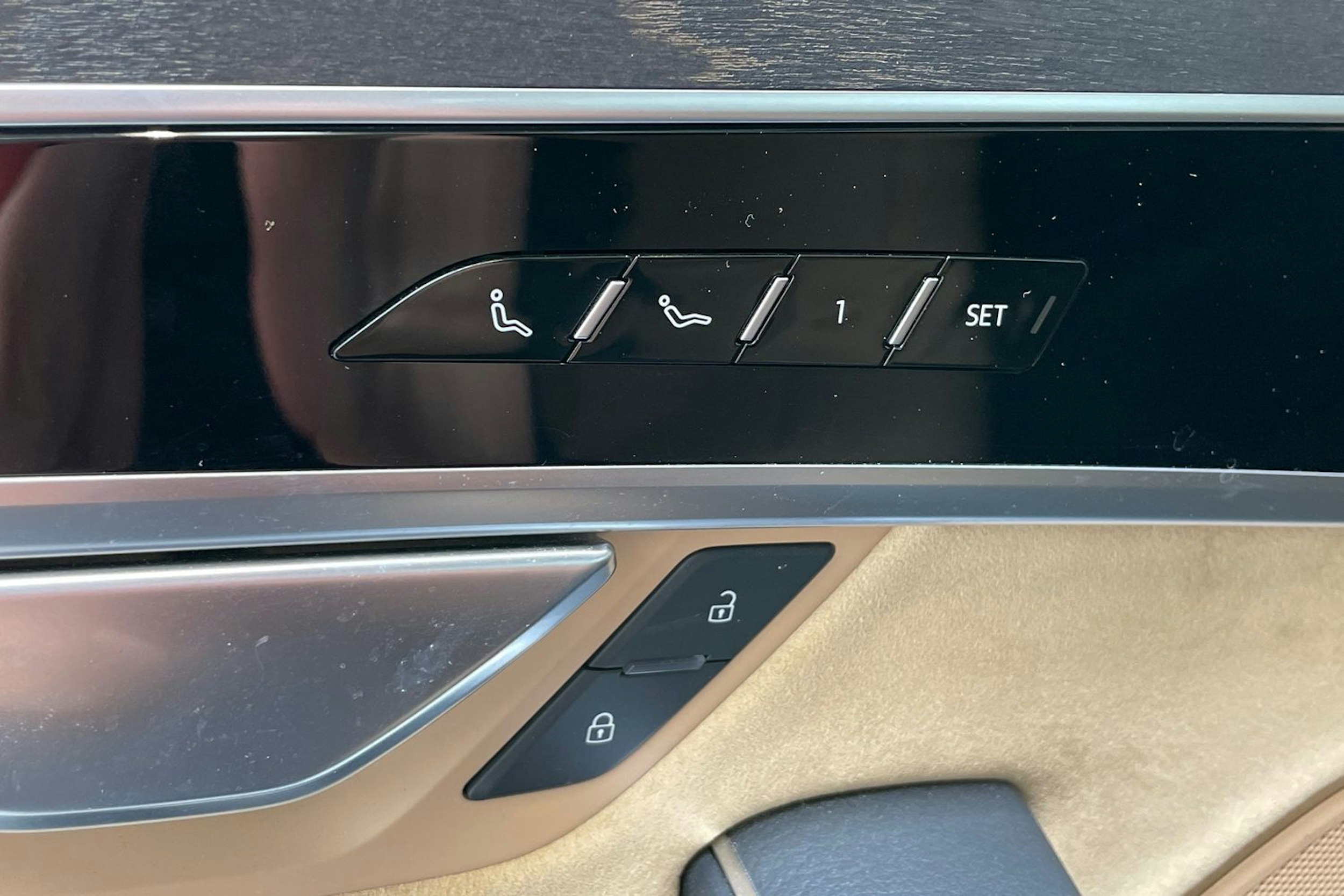 sininen Audi A8 2020 kuva 33.