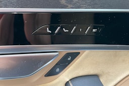 sininen Audi A8 2020 kuva 33.