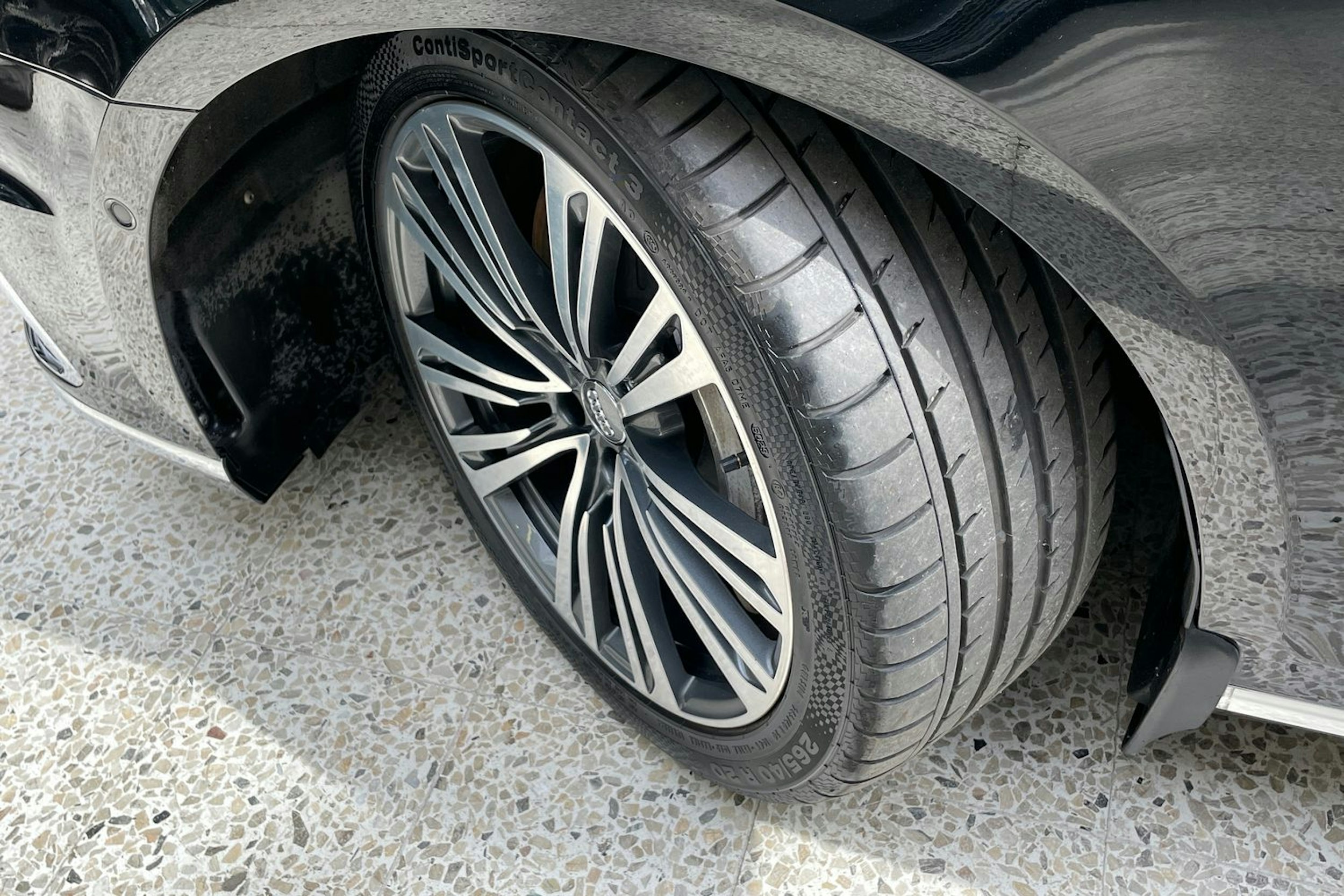 musta Audi A8 2020 kuva 13.