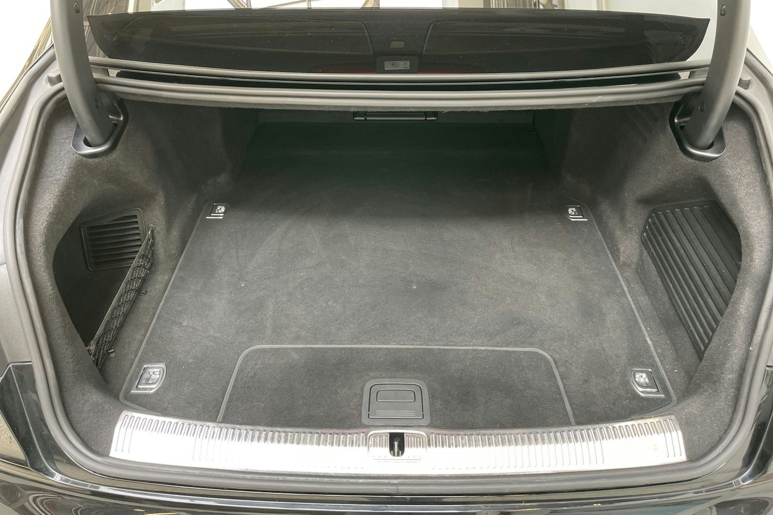 musta Audi A8 2020 kuva 14.