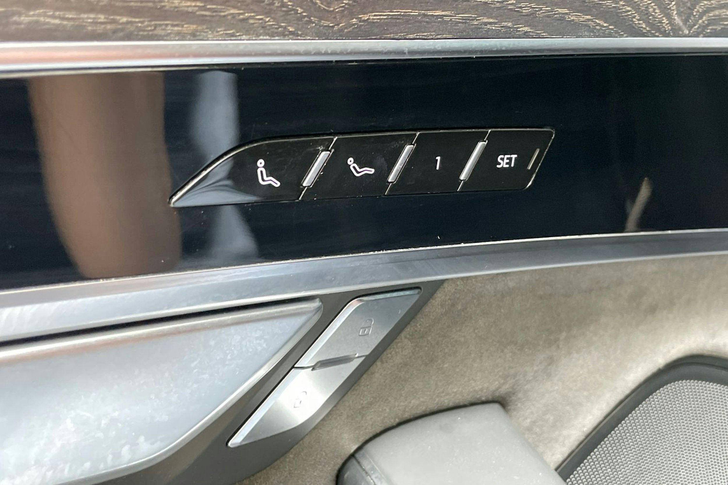 musta Audi A8 2020 kuva 16.