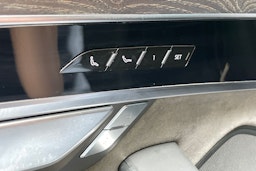 musta Audi A8 2020 kuva 16.