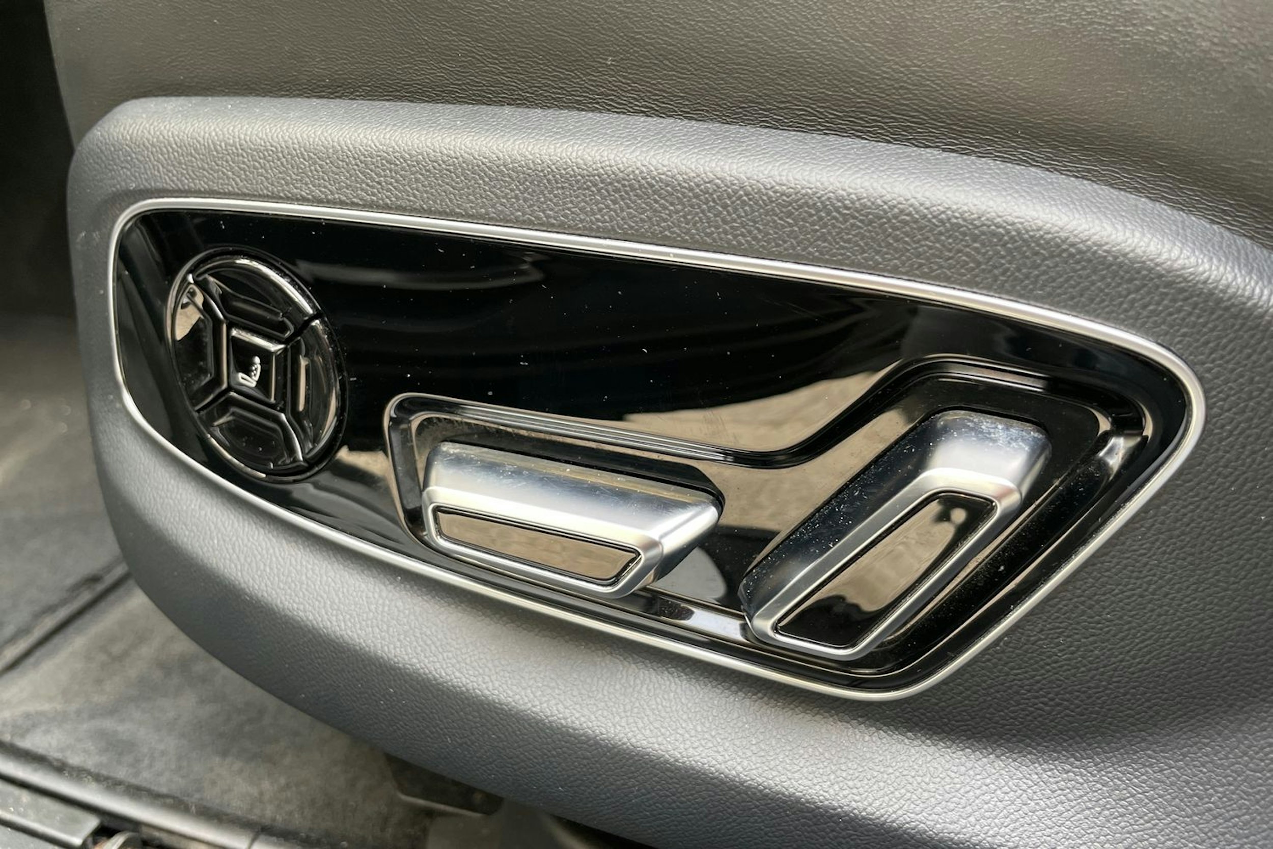 musta Audi A8 2020 kuva 19.