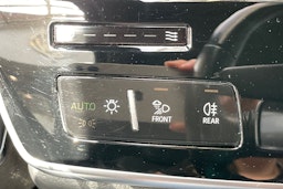 musta Audi A8 2020 kuva 21.