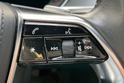 musta Audi A8 2020 kuva 23.