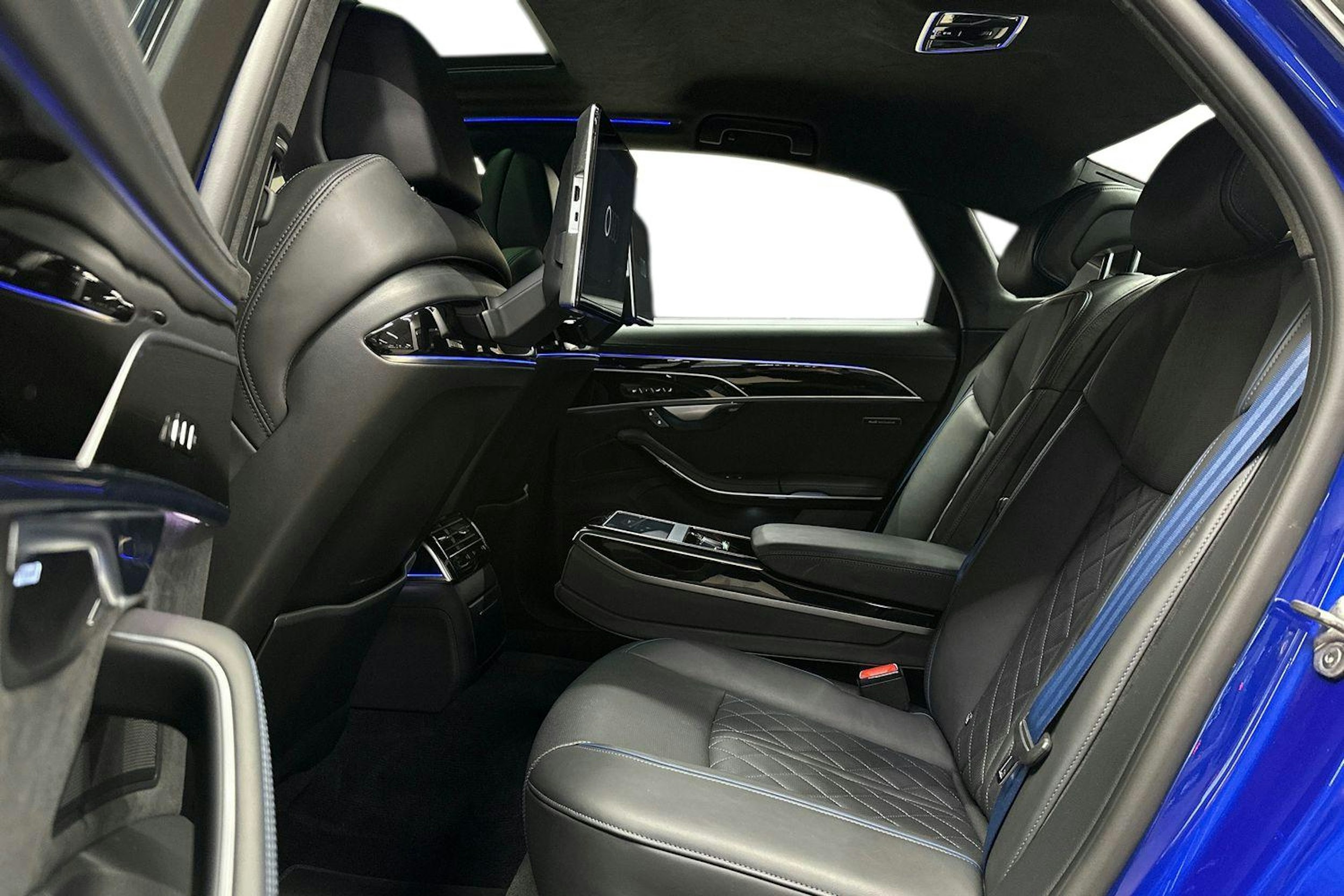 Sininen Audi A8 2022 kuva 10.