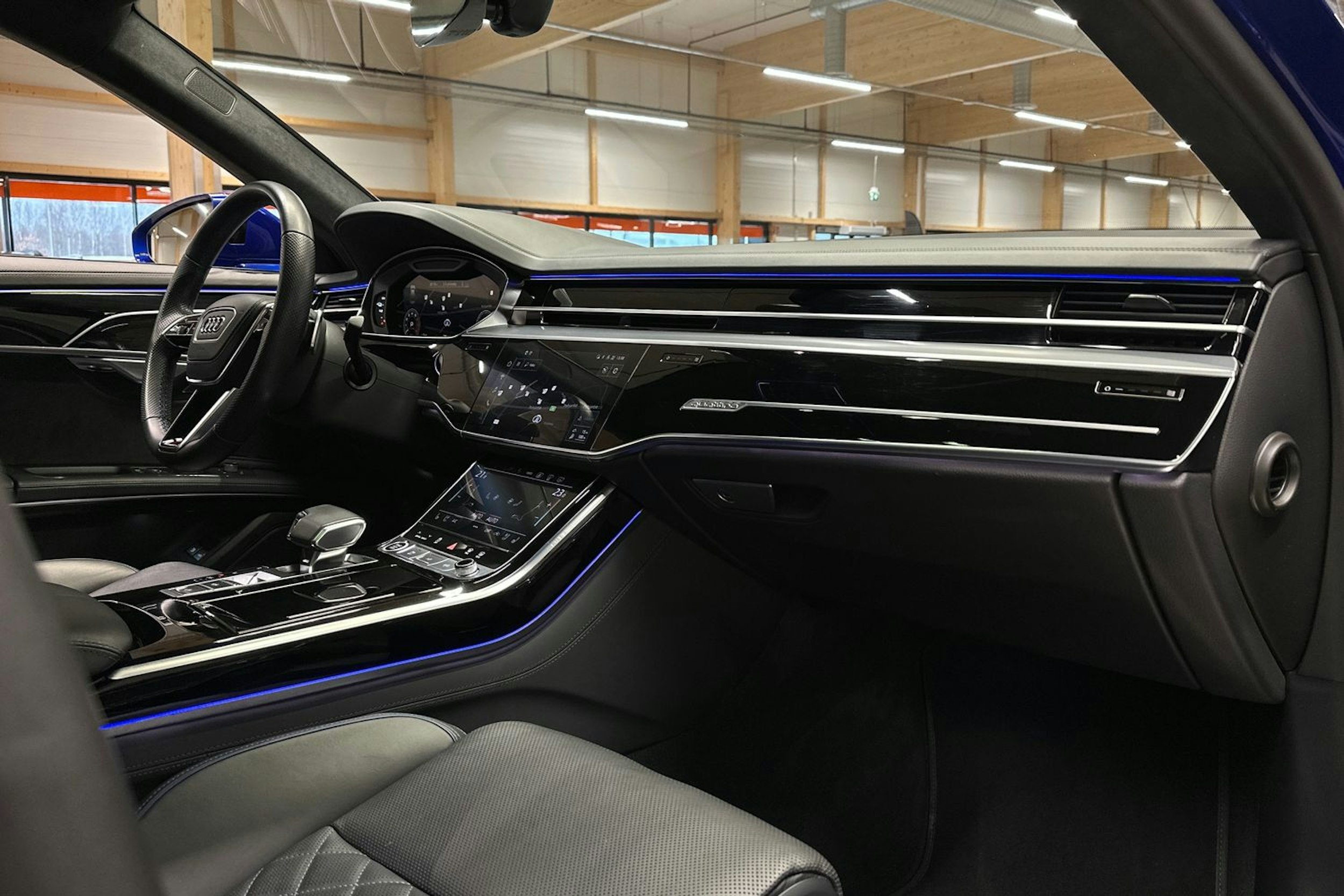 Sininen Audi A8 2022 kuva 13.