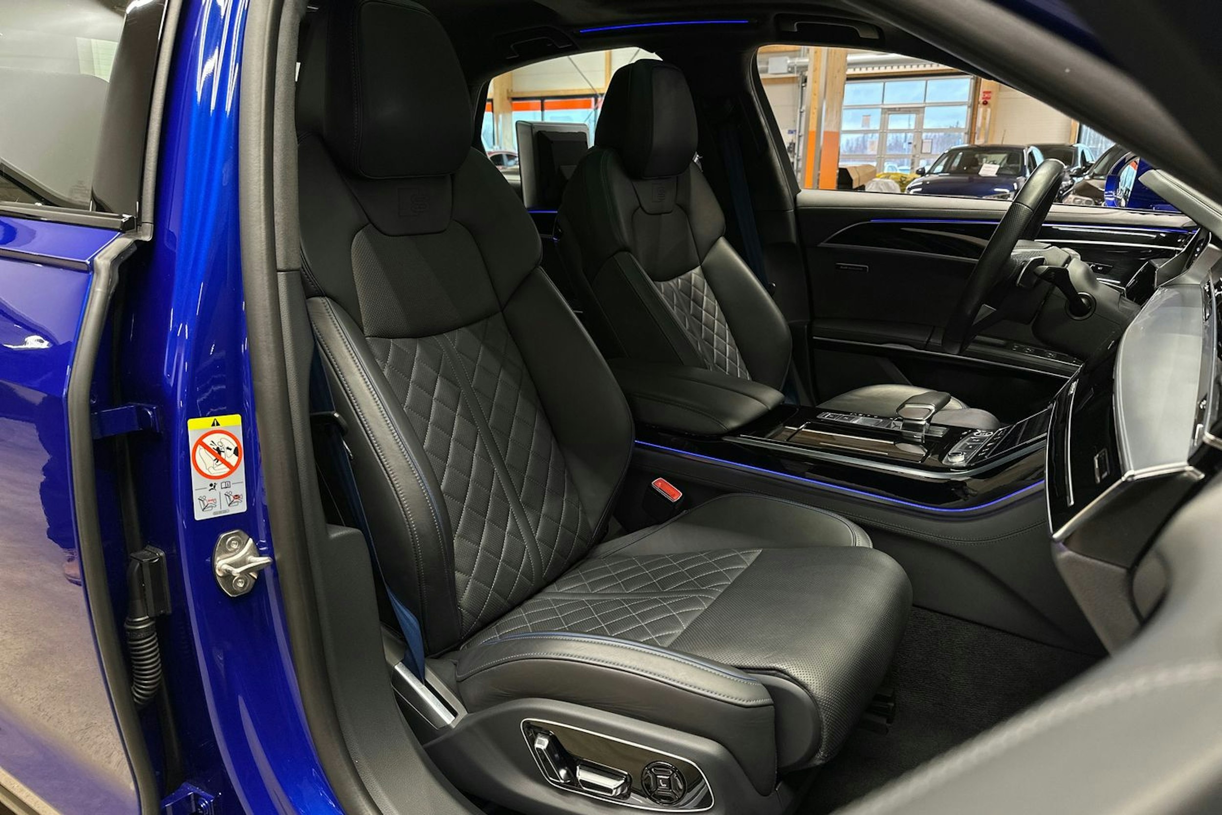 Sininen Audi A8 2022 kuva 14.