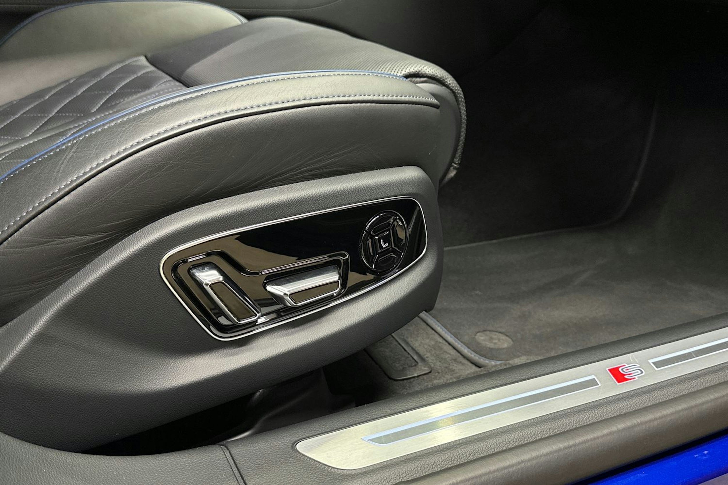 Sininen Audi A8 2022 kuva 15.