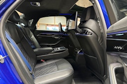 Sininen Audi A8 2022 kuva 16.