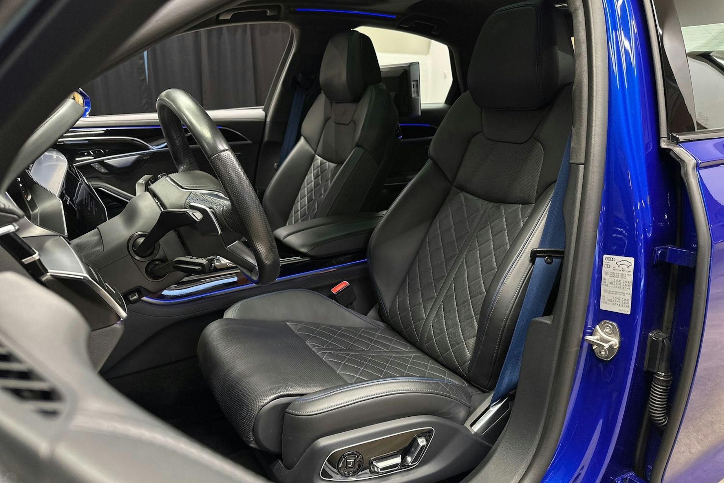 Sininen Audi A8 2022 kuva 17.