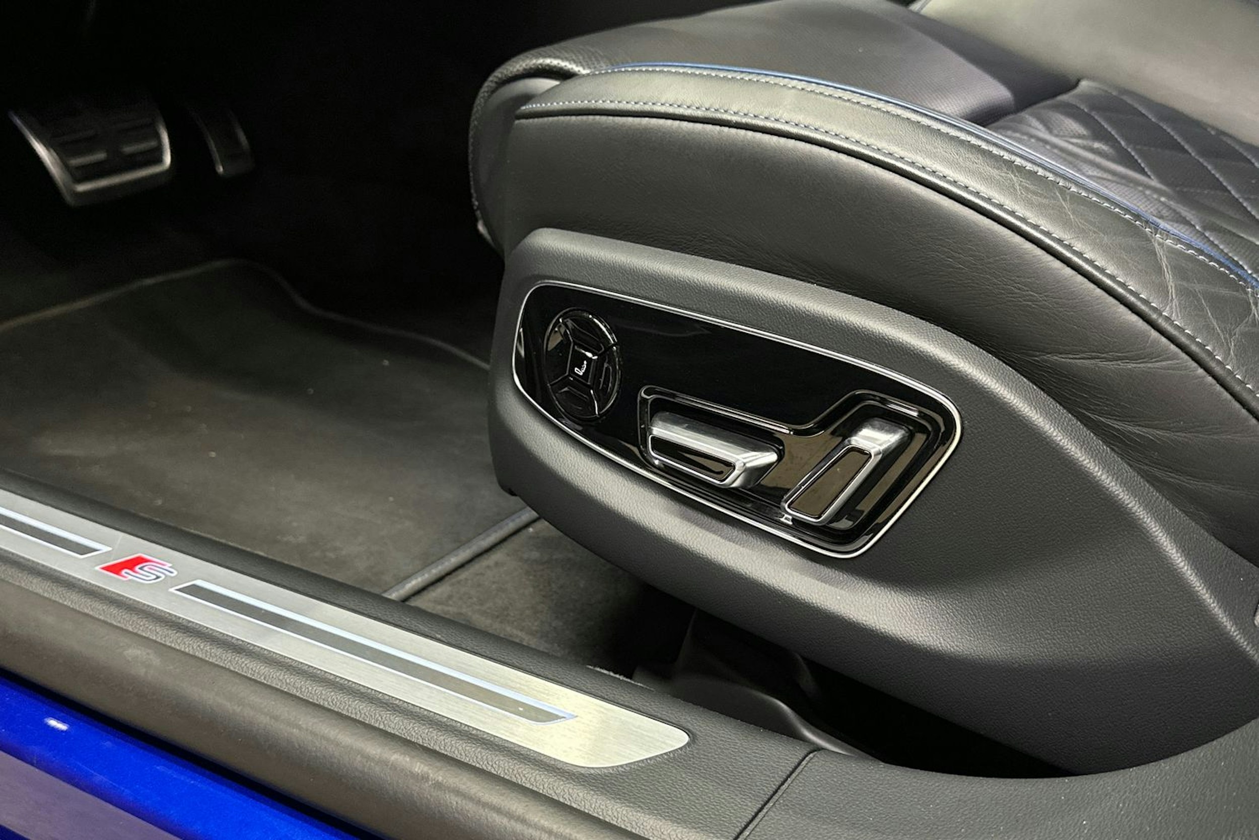 Sininen Audi A8 2022 kuva 18.