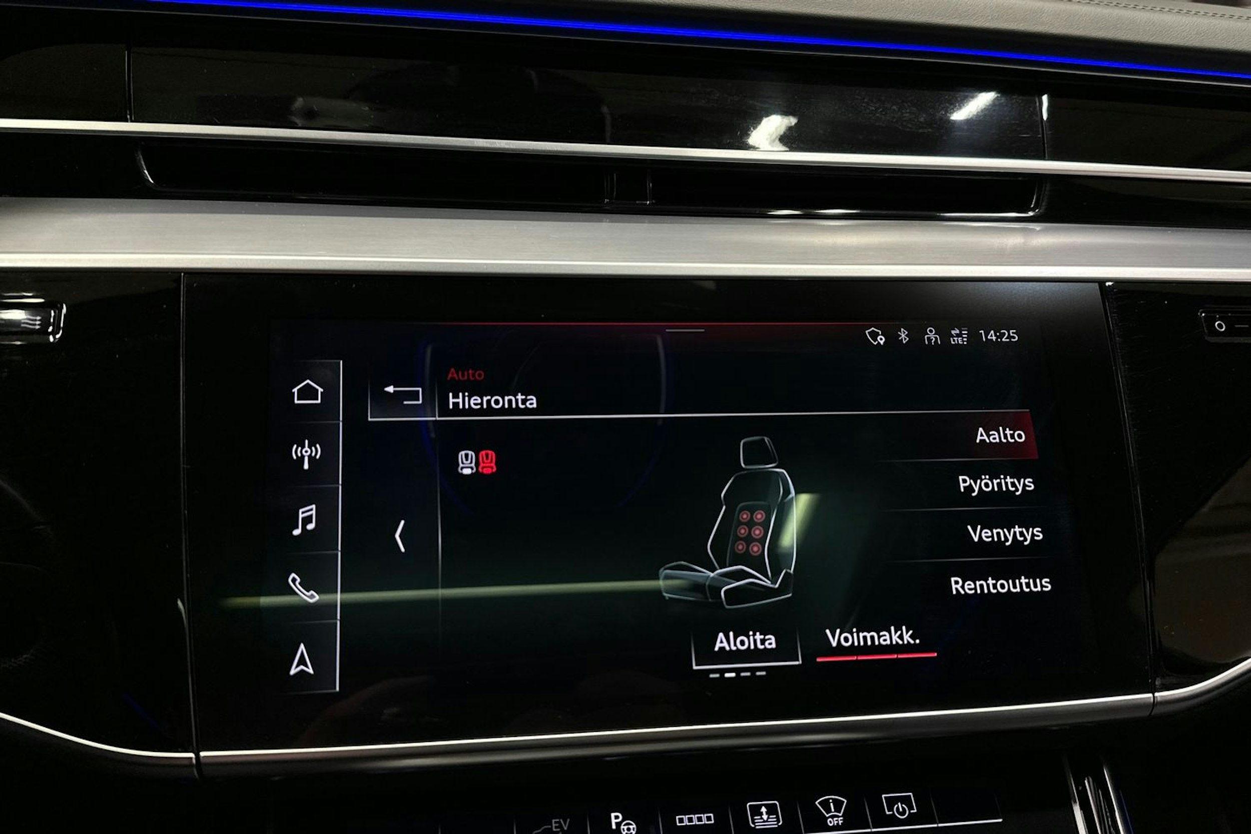 Sininen Audi A8 2022 kuva 19.