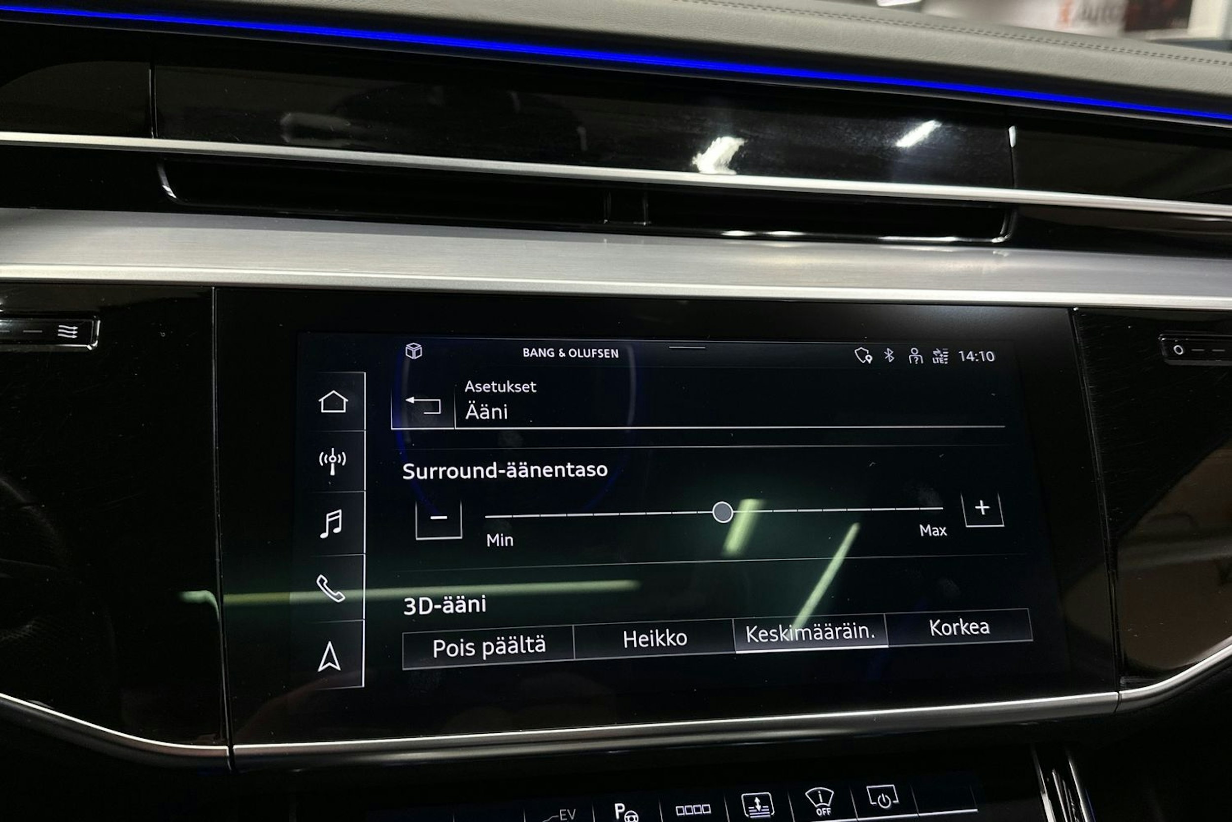 Sininen Audi A8 2022 kuva 22.