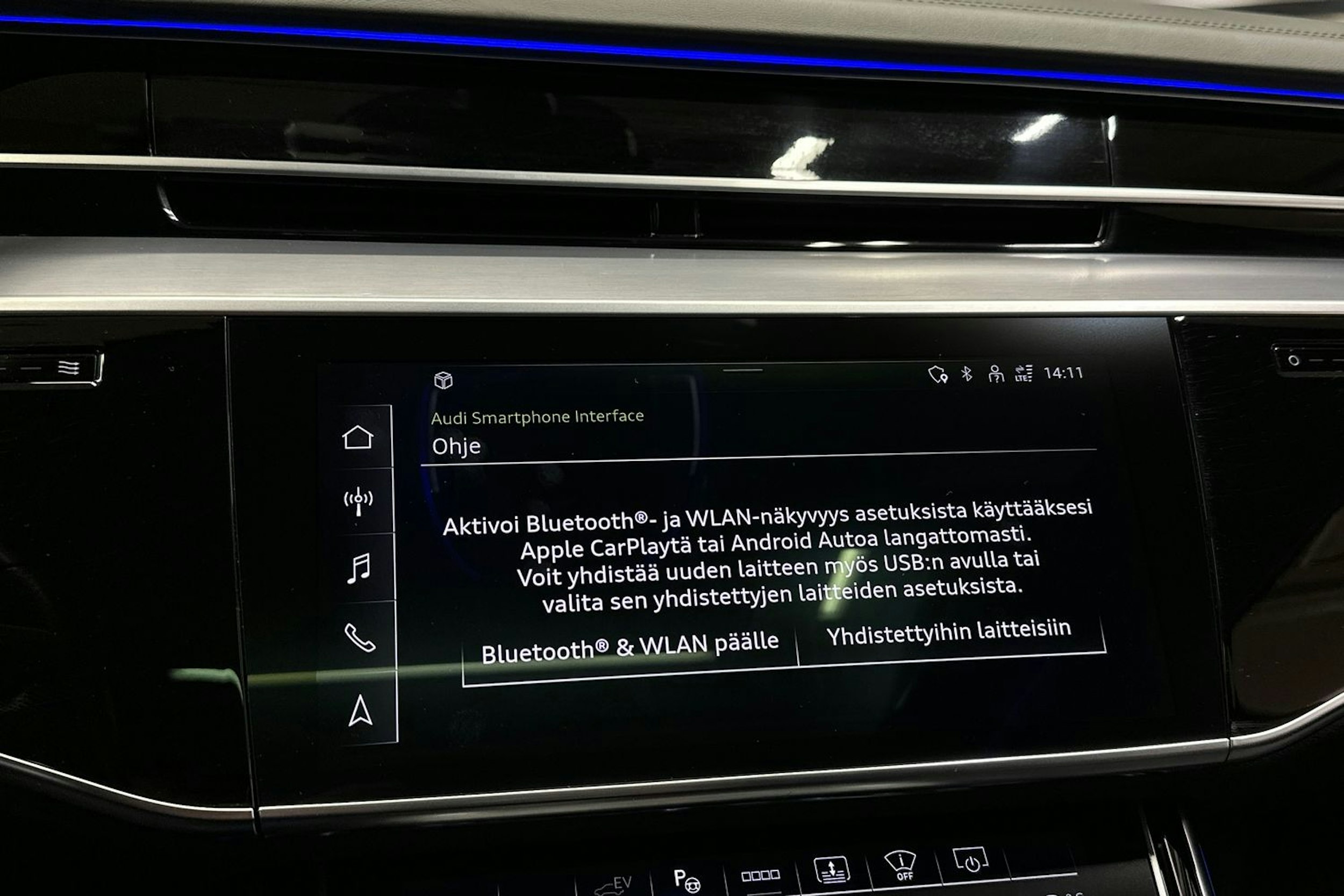 Sininen Audi A8 2022 kuva 23.