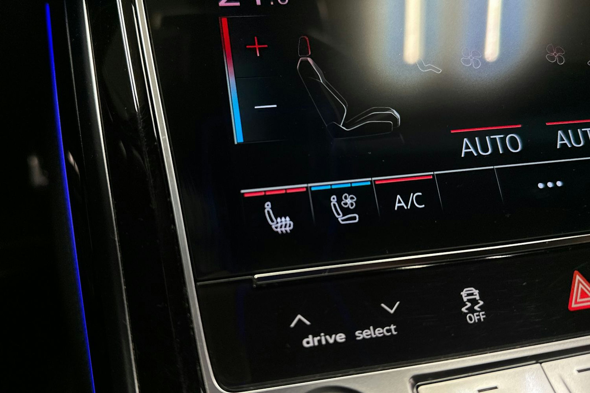 Sininen Audi A8 2022 kuva 25.