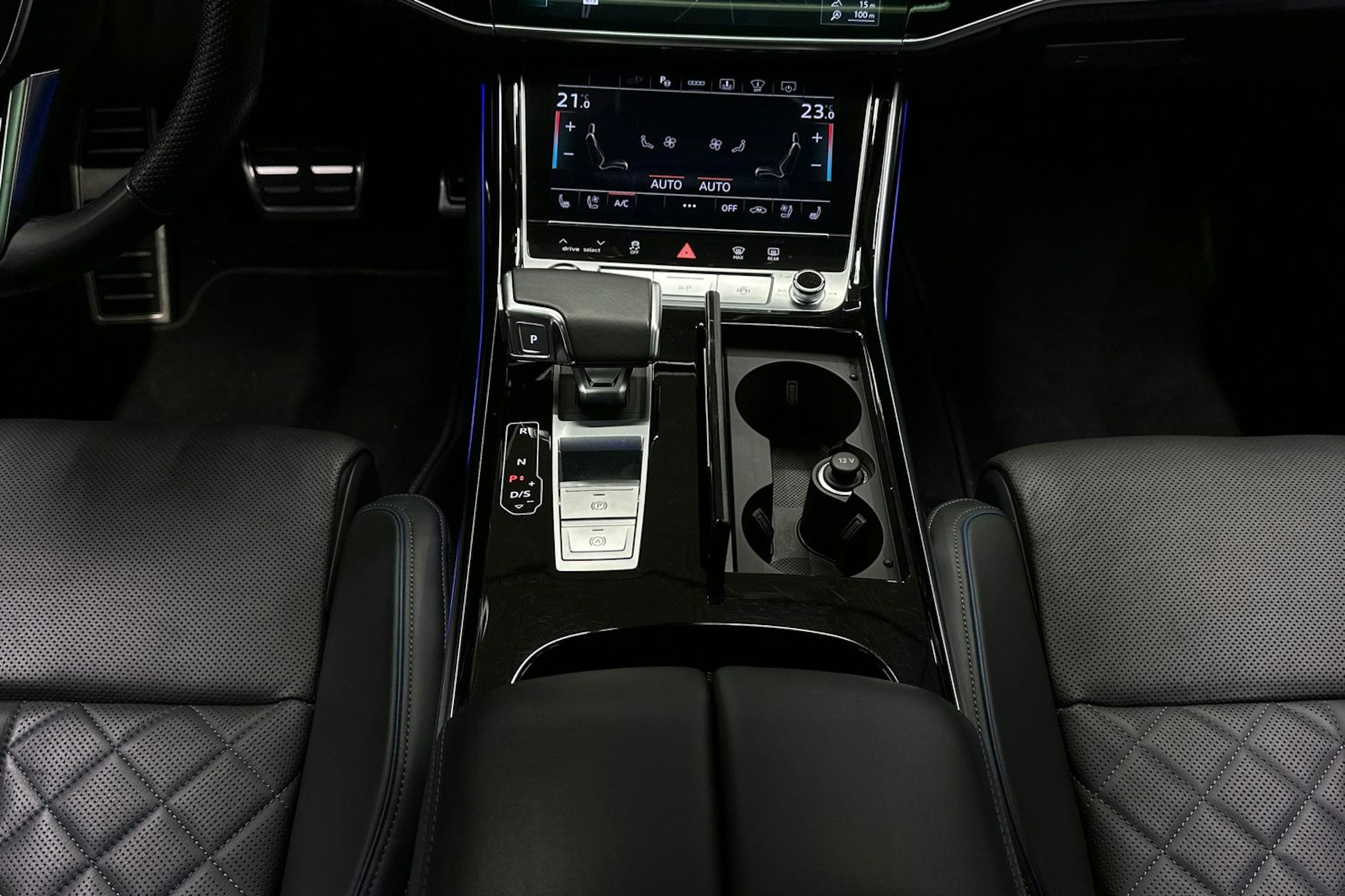 Sininen Audi A8 2022 kuva 26.