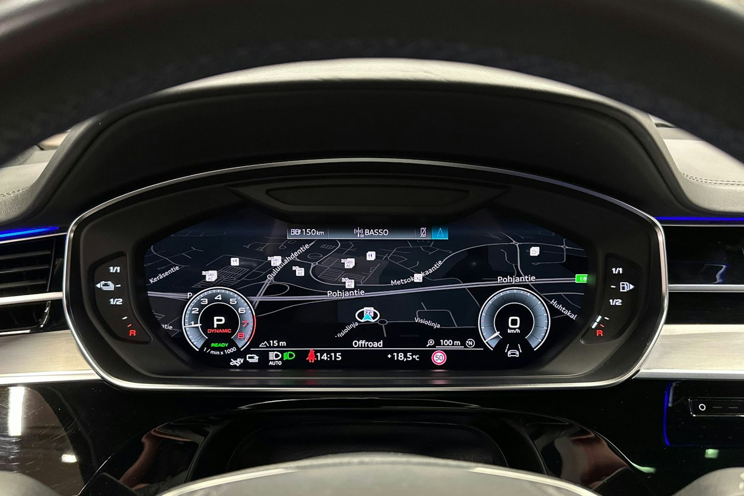 Sininen Audi A8 2022 kuva 28.