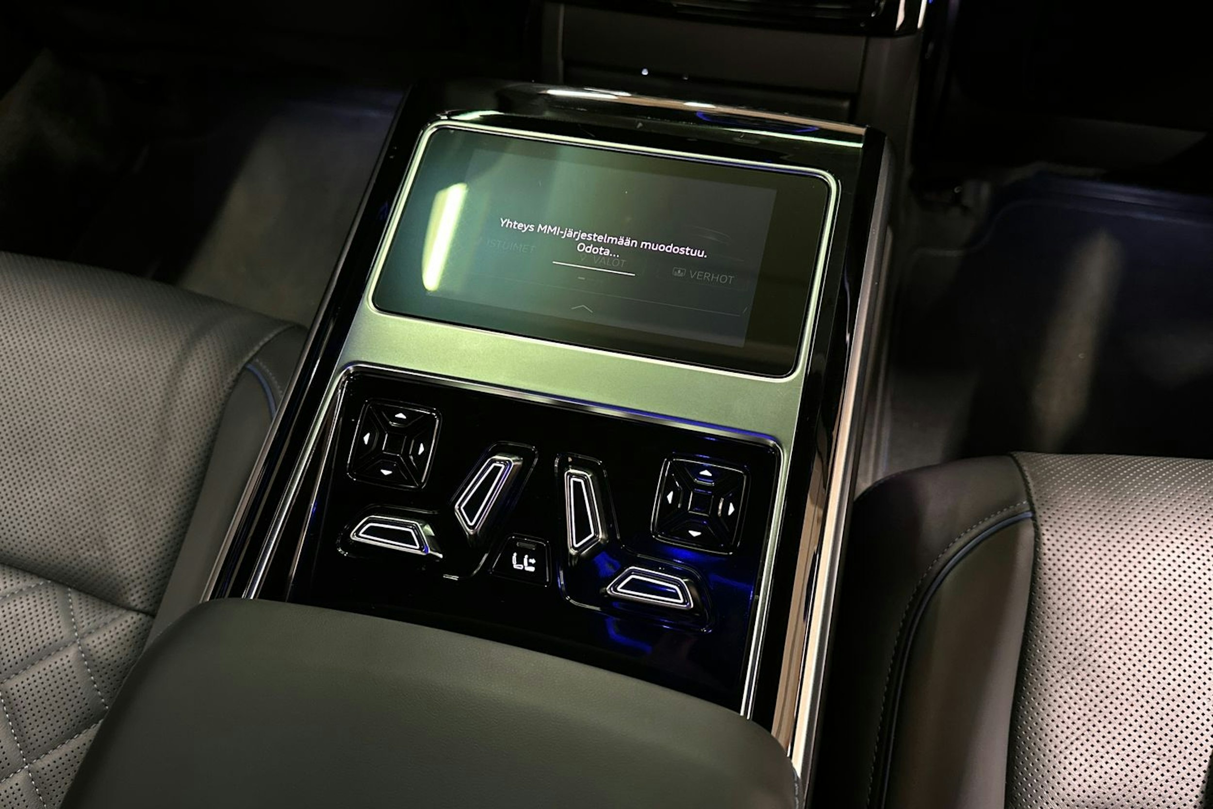 Sininen Audi A8 2022 kuva 39.