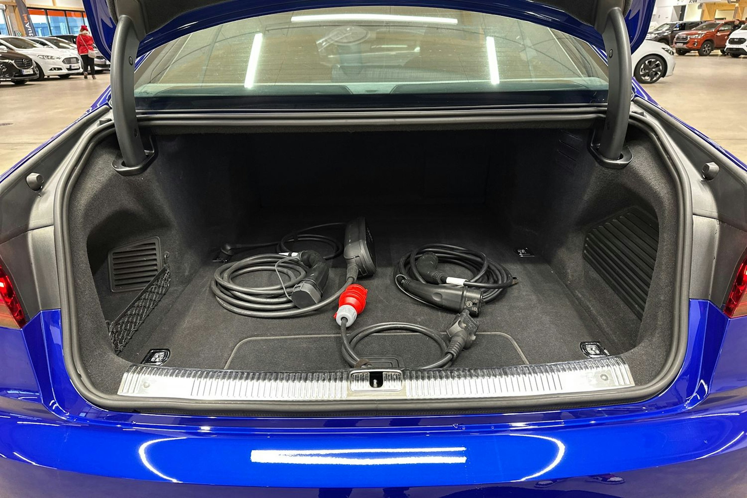 Sininen Audi A8 2022 kuva 41.