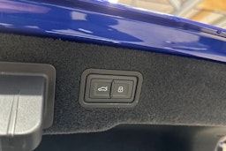 Sininen Audi A8 2022 kuva 43.