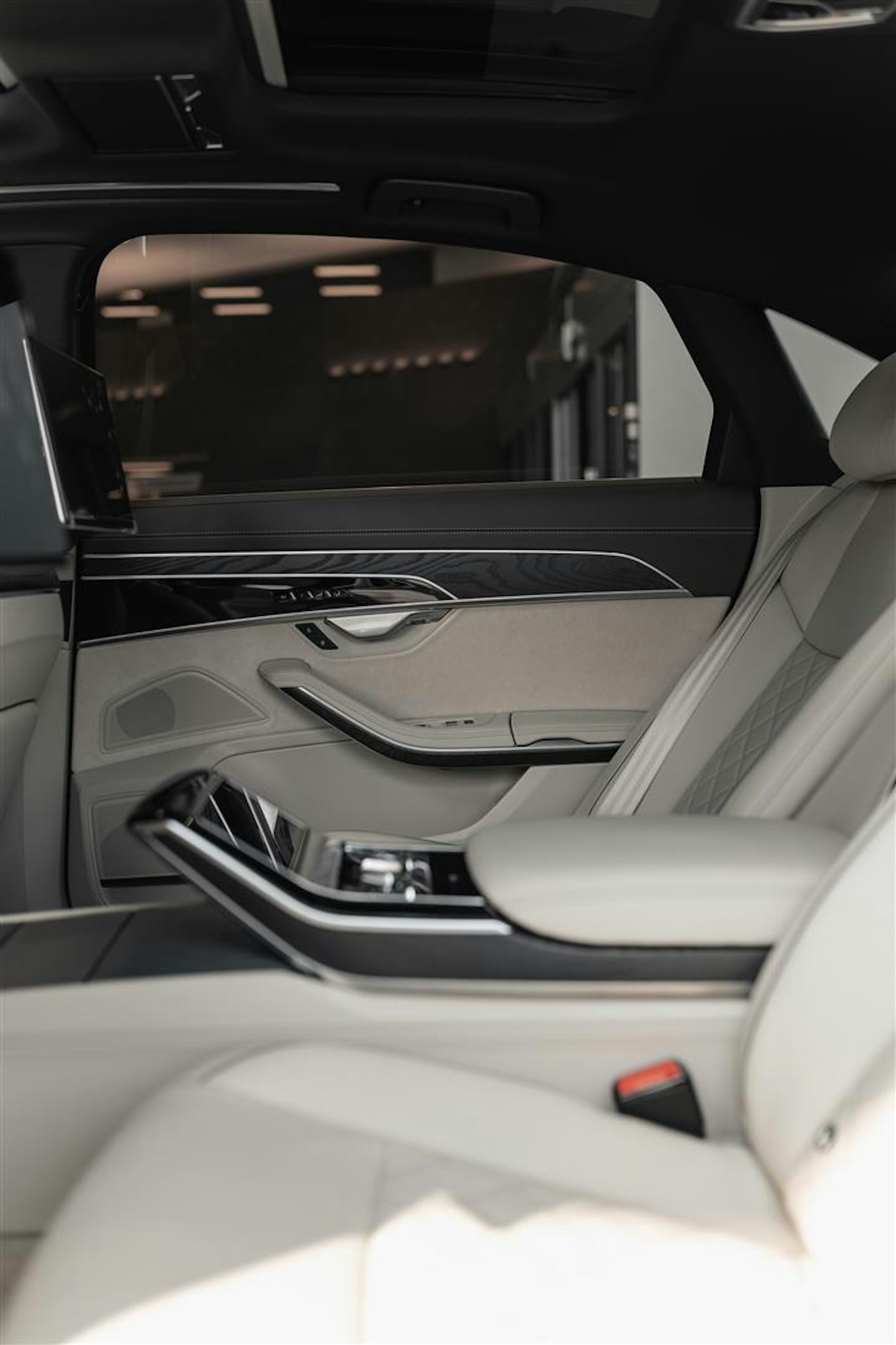 harmaa Audi A8 2024 kuva 15.