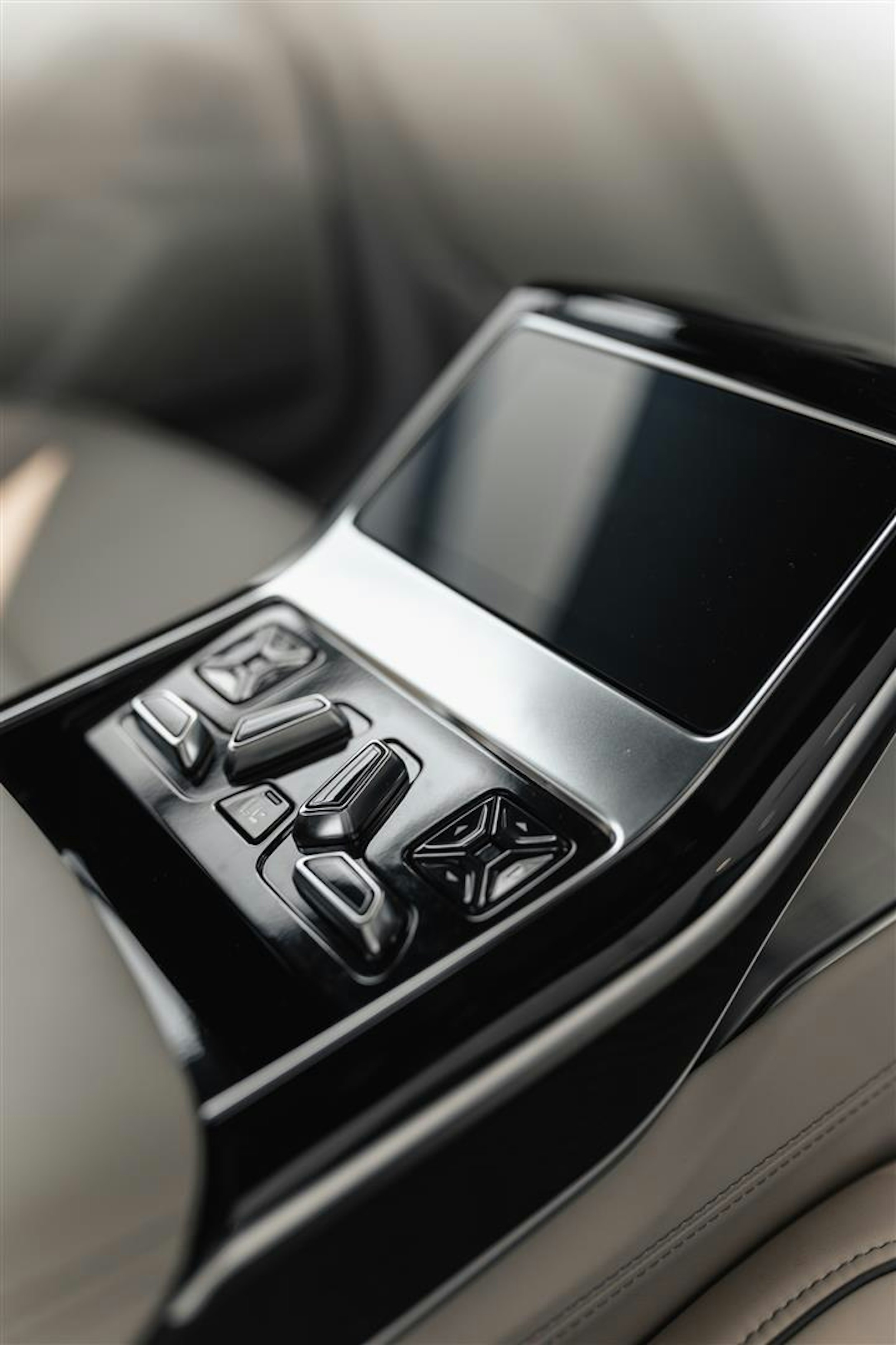 harmaa Audi A8 2024 kuva 17.