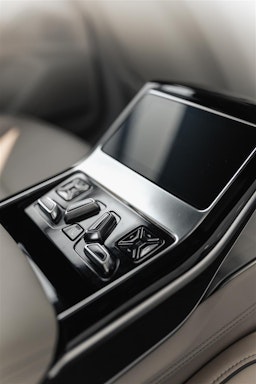 harmaa Audi A8 2024 kuva 17.