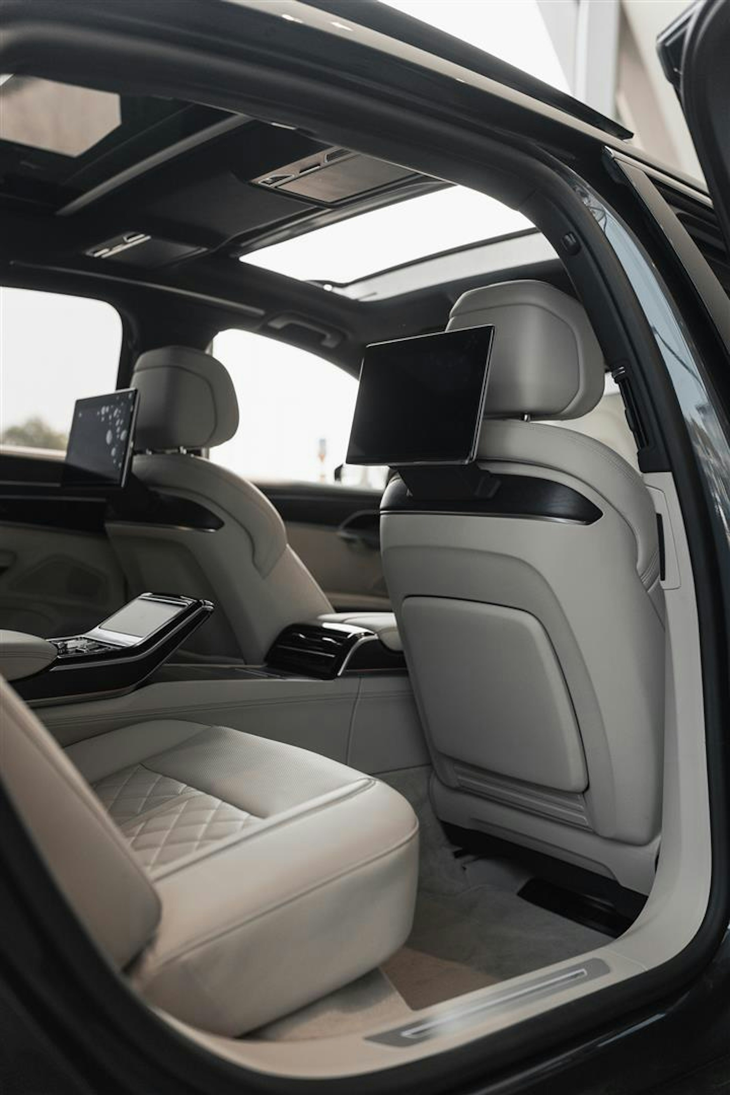 harmaa Audi A8 2024 kuva 18.