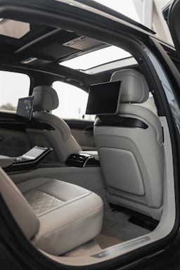 harmaa Audi A8 2024 kuva 18.