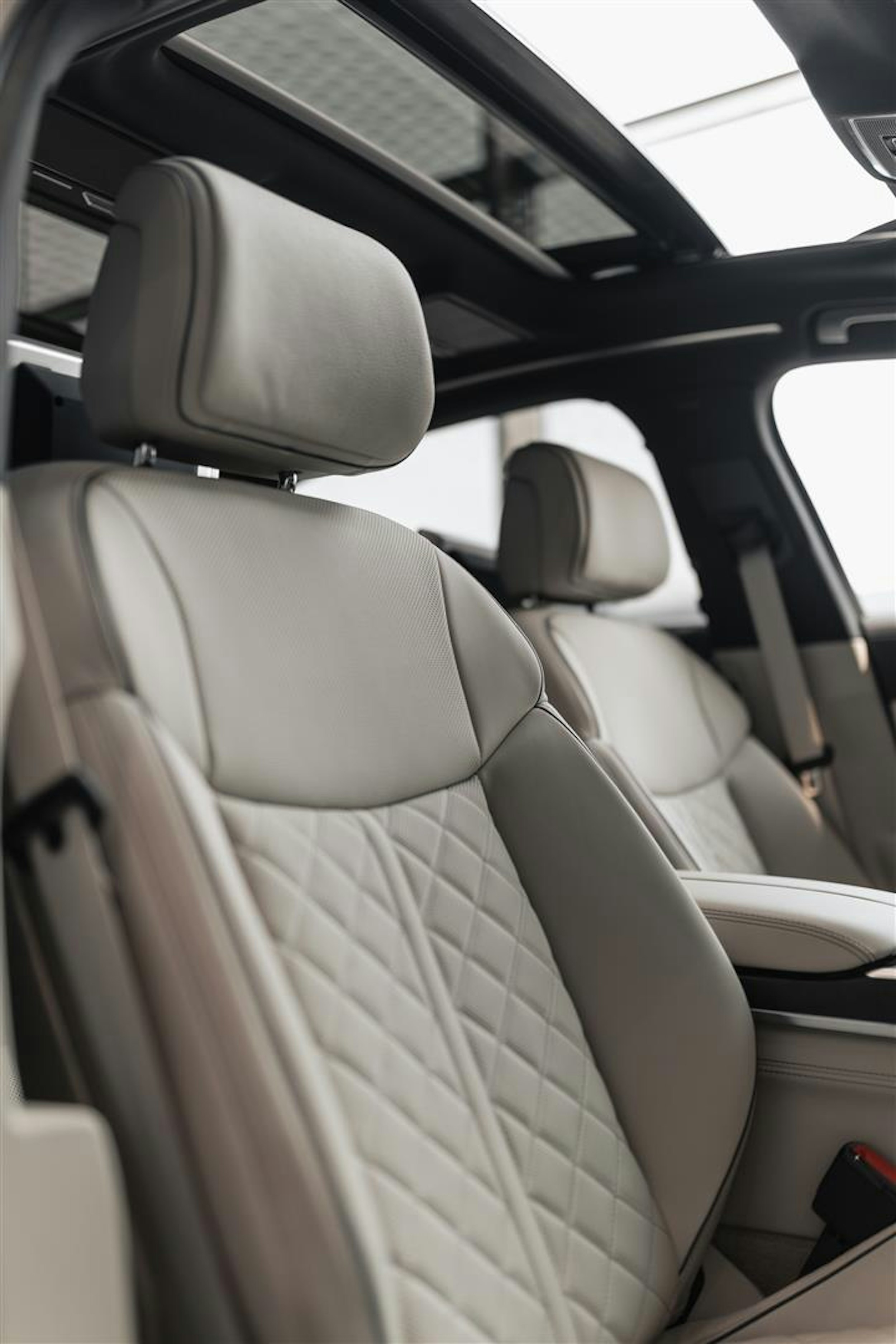 harmaa Audi A8 2024 kuva 26.
