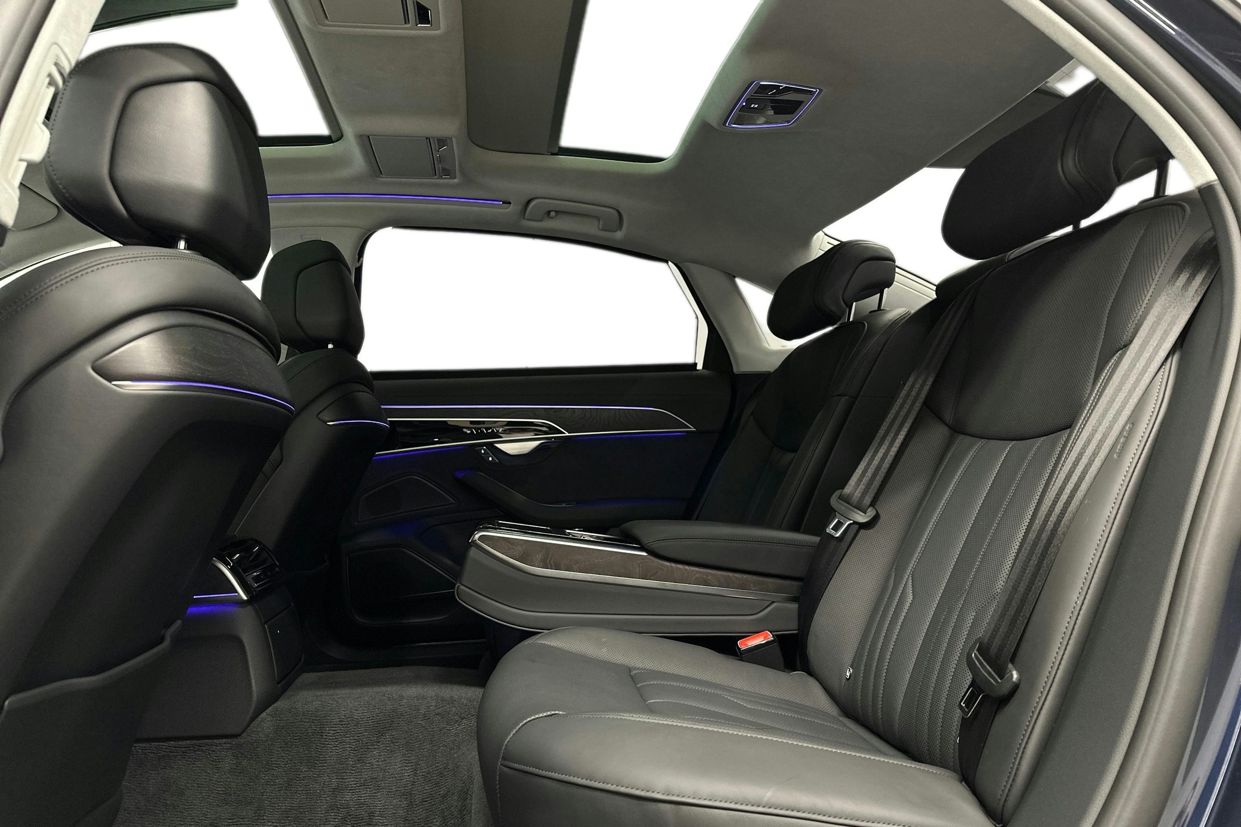 sininen Audi A8 2024 kuva 10.