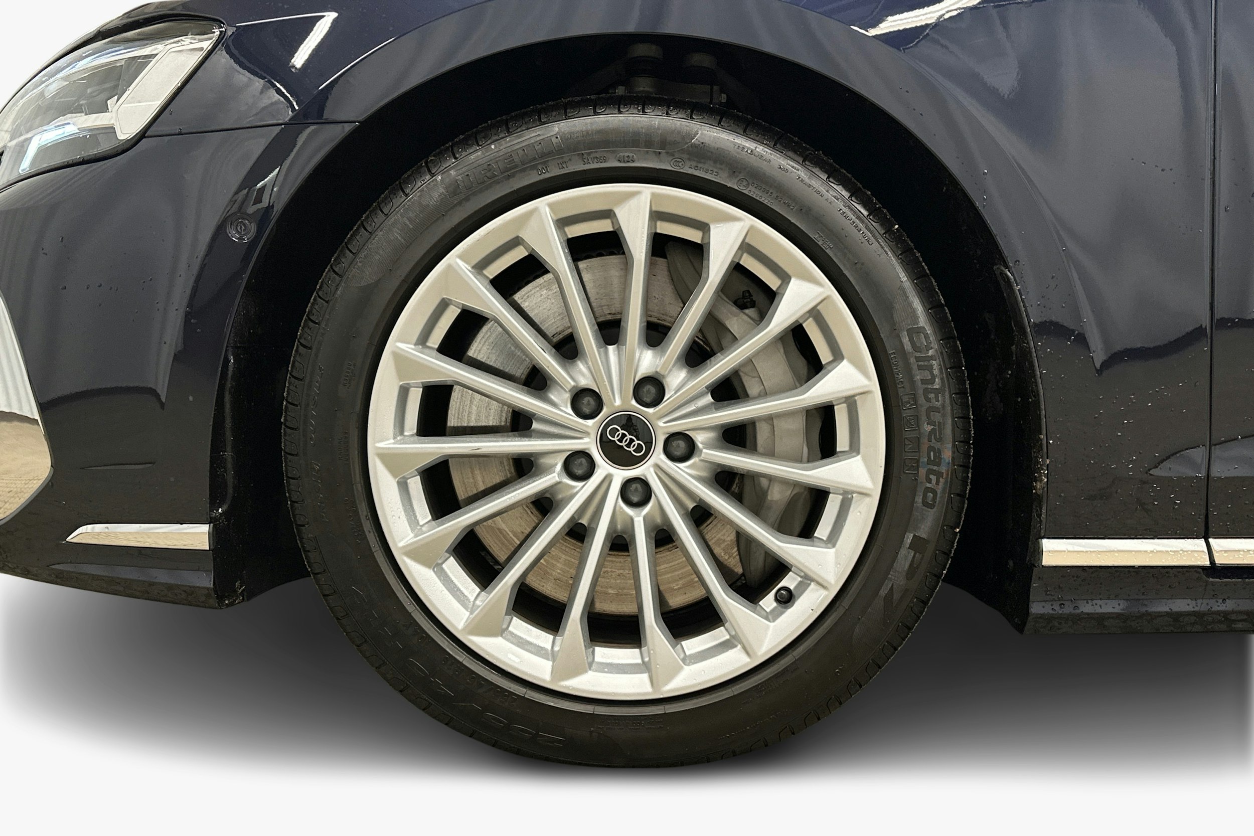 sininen Audi A8 2024 kuva 11.