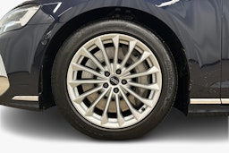 sininen Audi A8 2024 kuva 11.