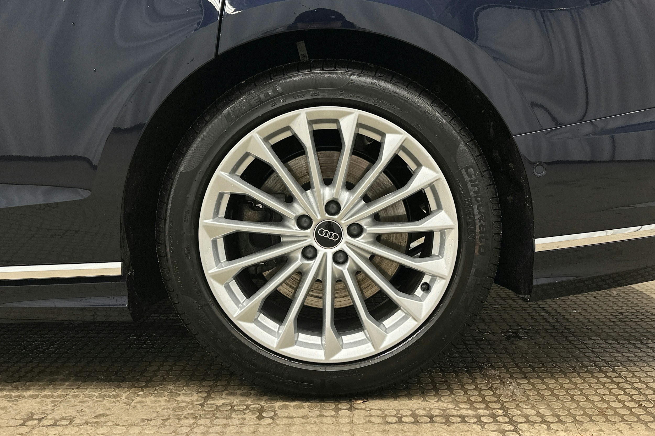 sininen Audi A8 2024 kuva 12.