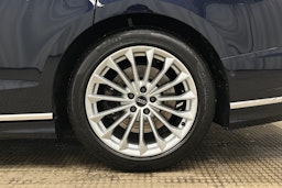 sininen Audi A8 2024 kuva 12.