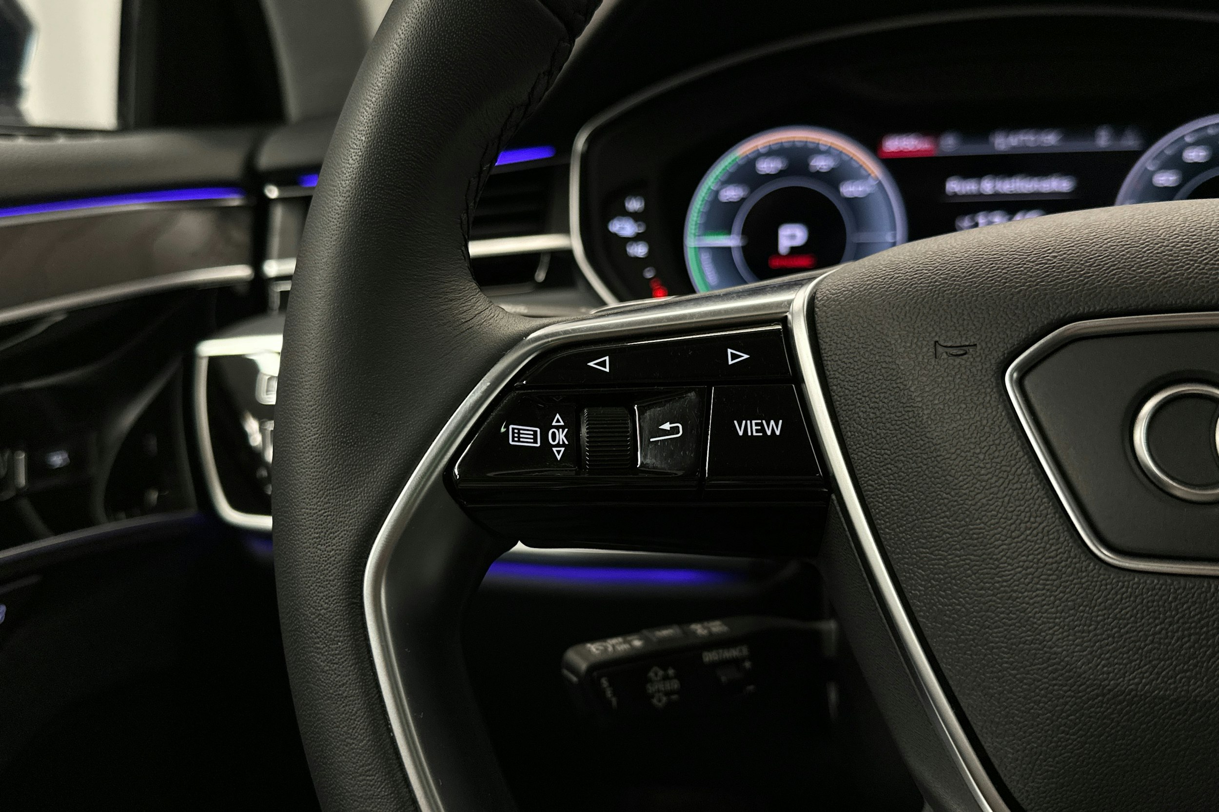 sininen Audi A8 2024 kuva 13.