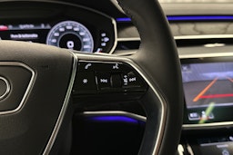 sininen Audi A8 2024 kuva 14.