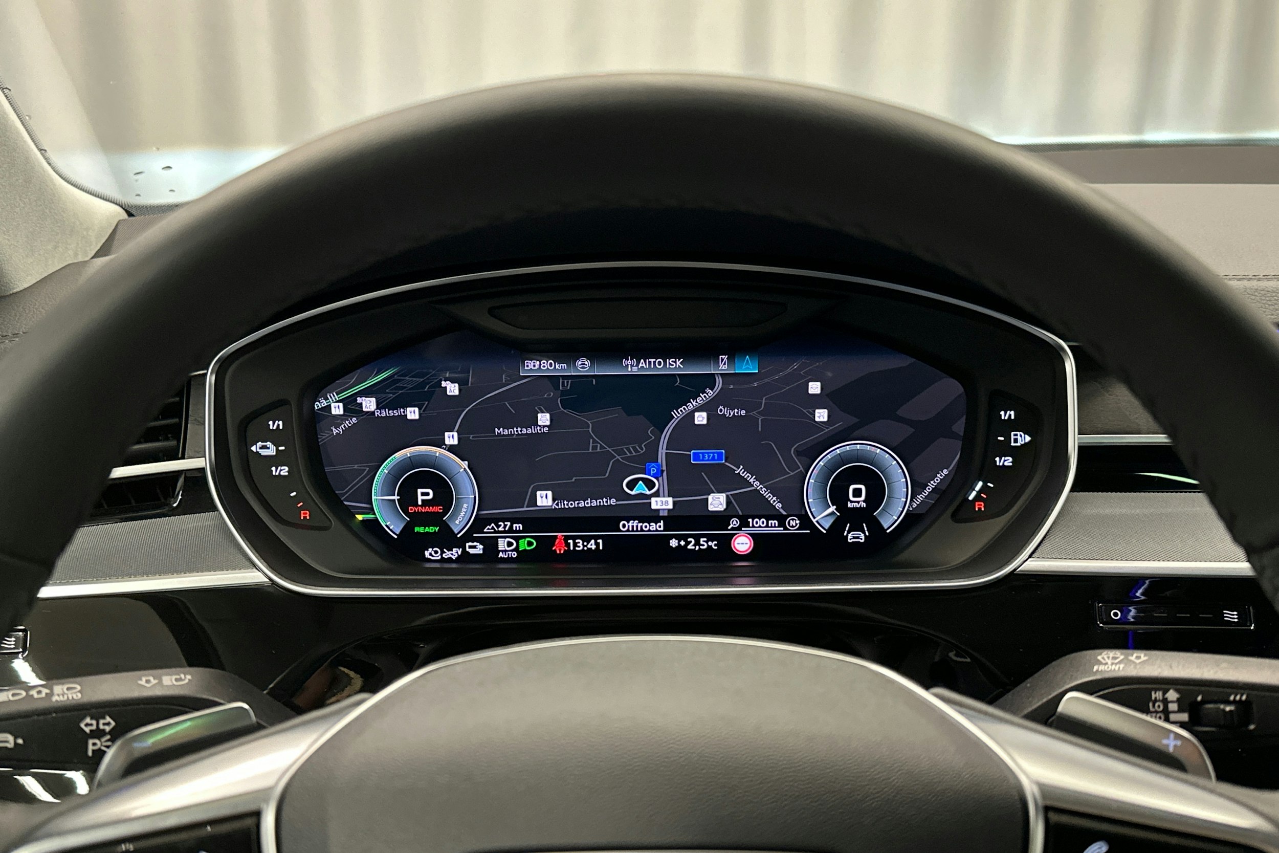 sininen Audi A8 2024 kuva 15.