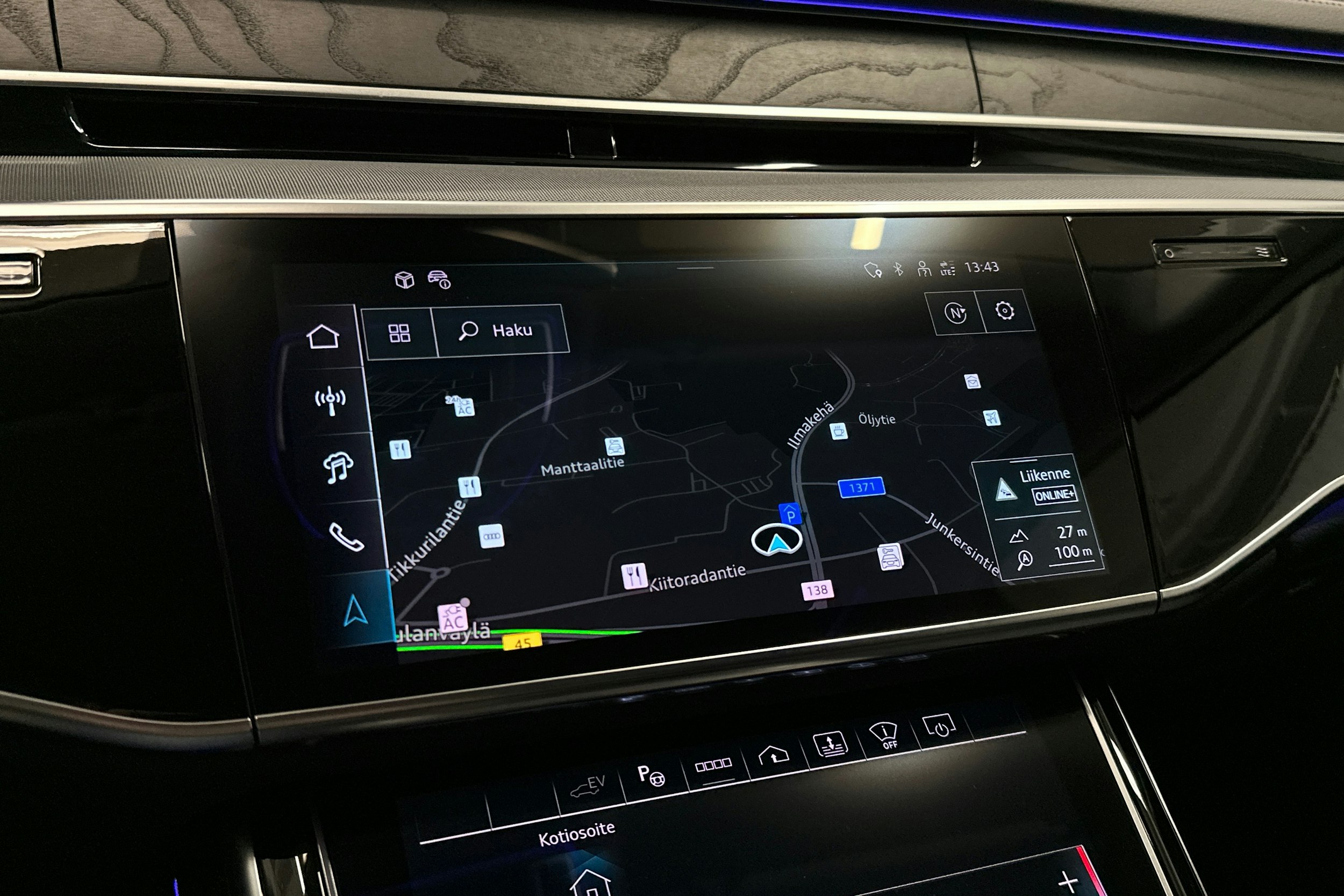 sininen Audi A8 2024 kuva 16.