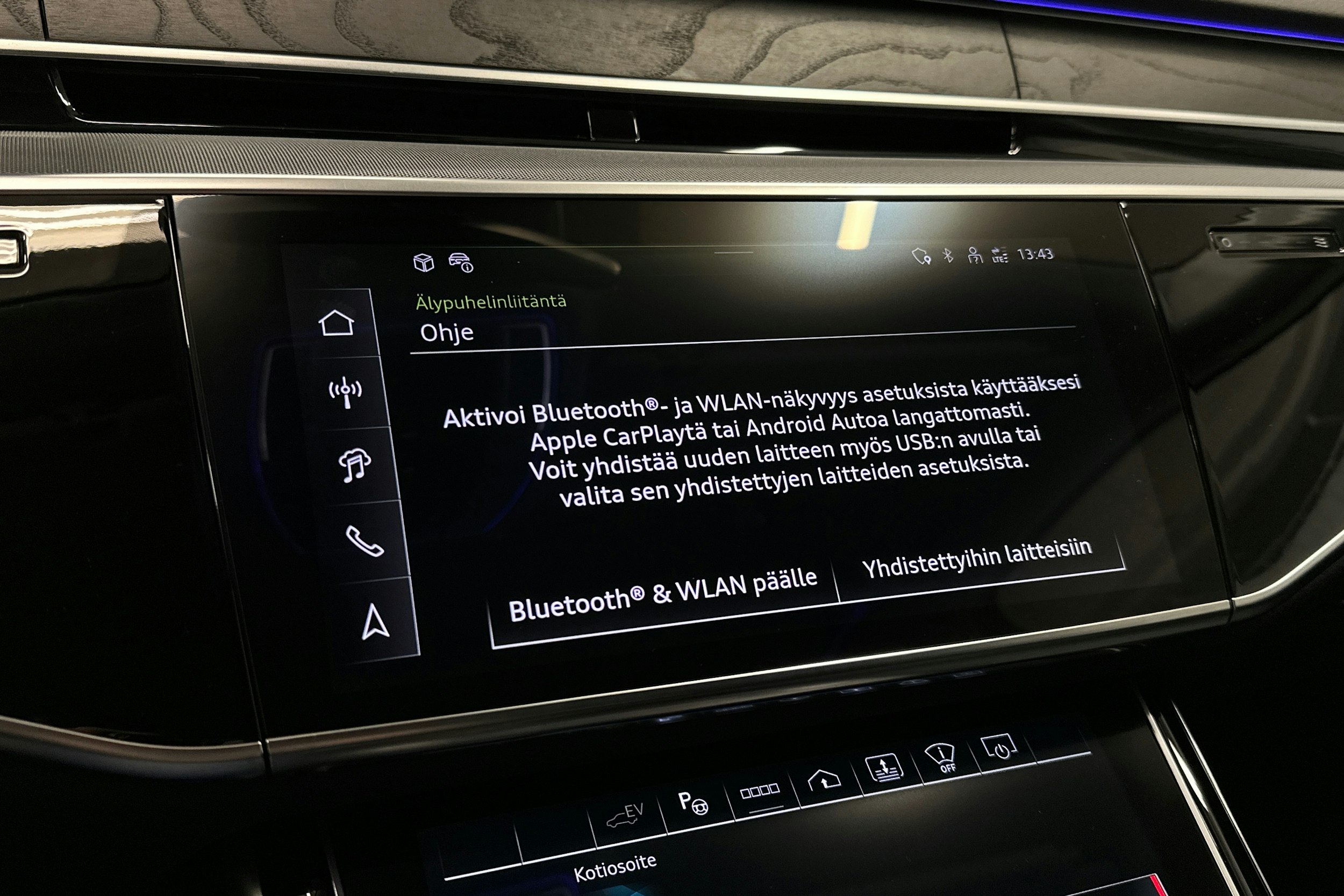 sininen Audi A8 2024 kuva 18.