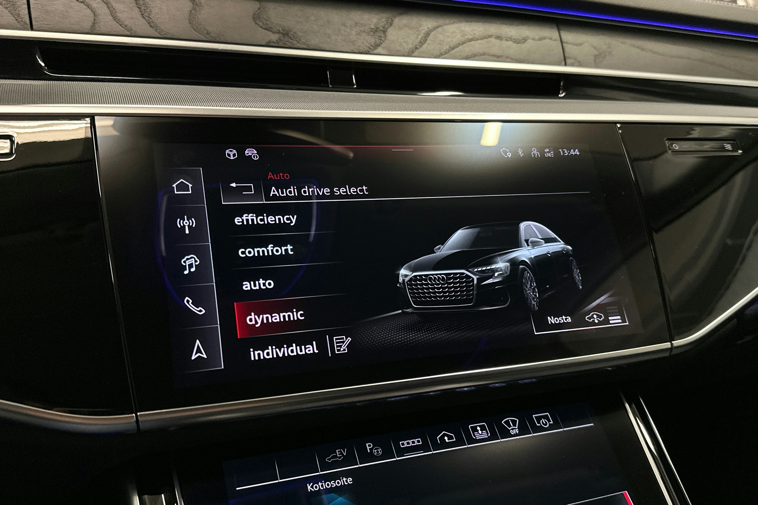 sininen Audi A8 2024 kuva 19.