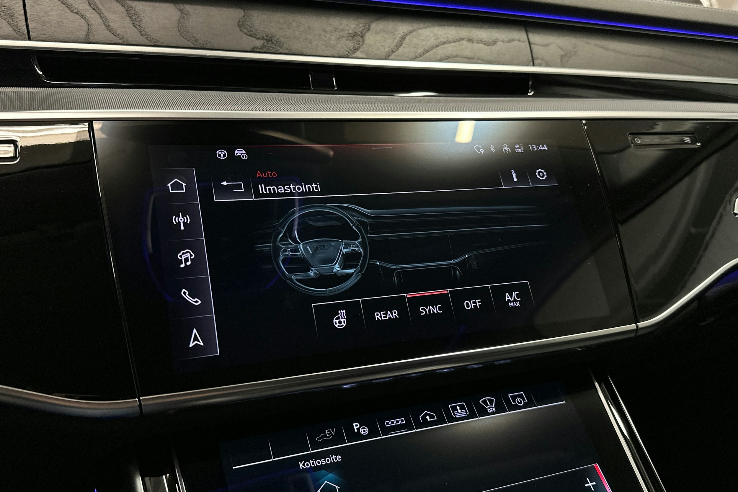 sininen Audi A8 2024 kuva 20.