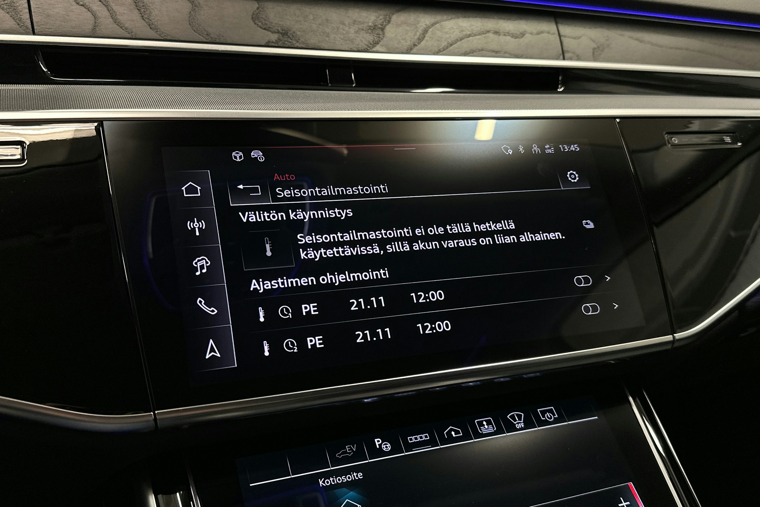 sininen Audi A8 2024 kuva 21.