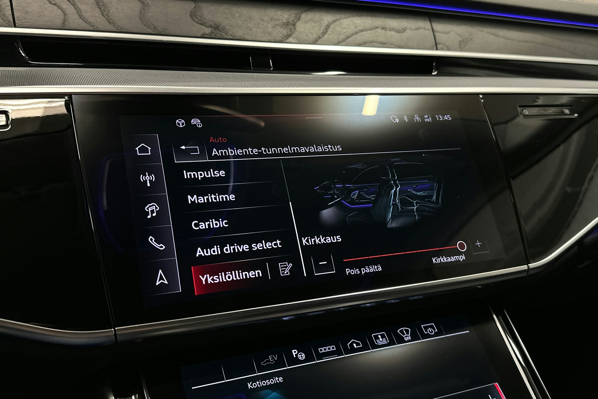 sininen Audi A8 2024 kuva 22.