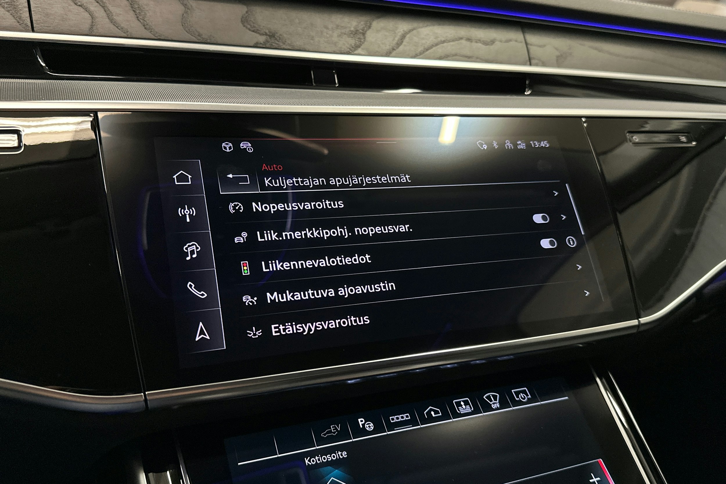 sininen Audi A8 2024 kuva 23.