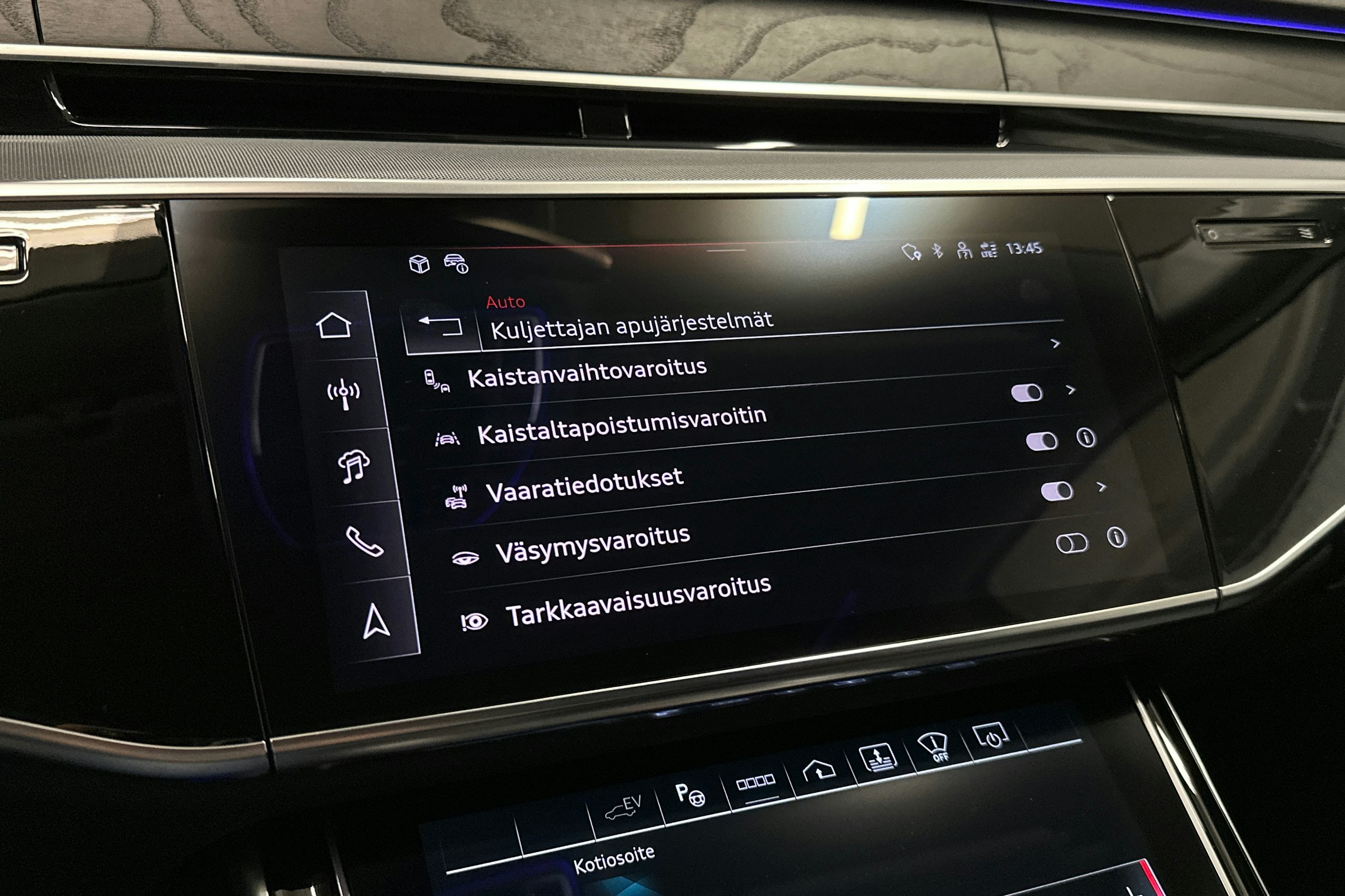 sininen Audi A8 2024 kuva 24.